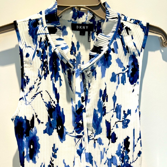 💙 Elegant & sexy unique pleated sleeveless top with a ruffled neck and tie NWOT - Picture 9 of 15